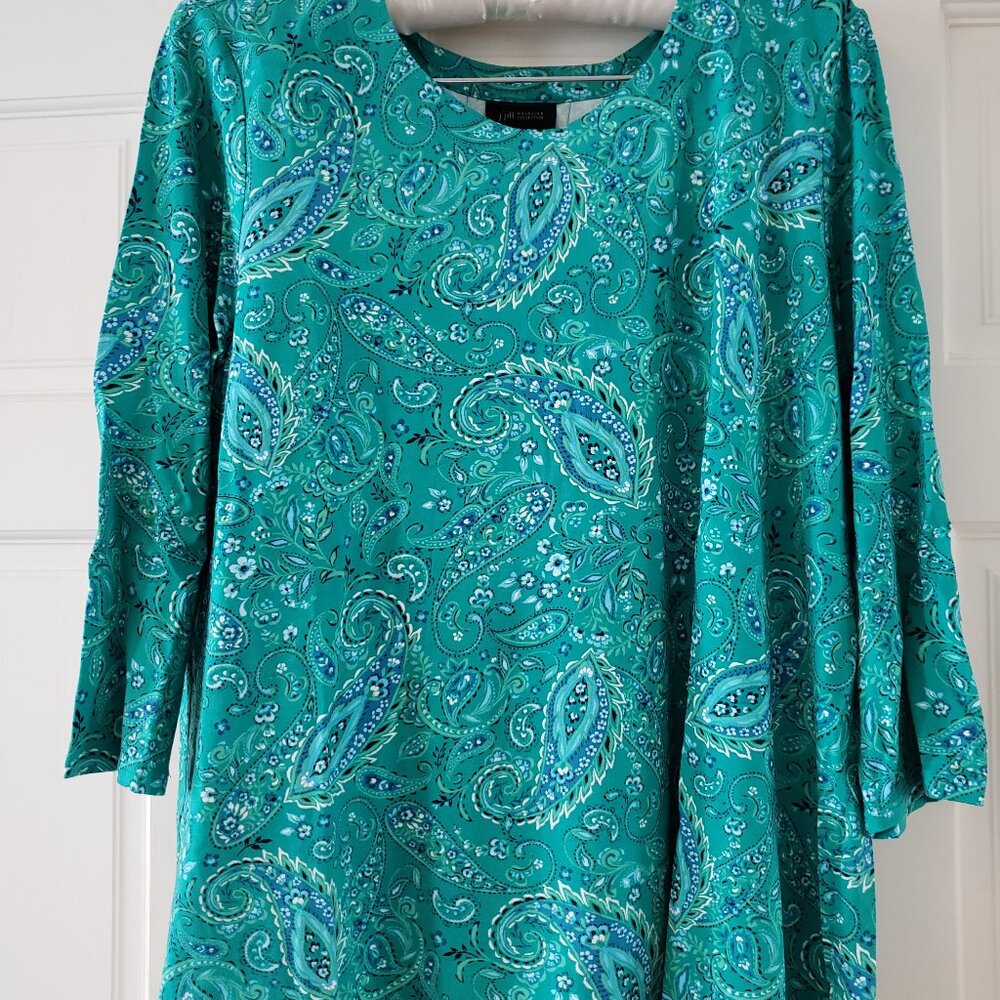 Green and blue swing tee